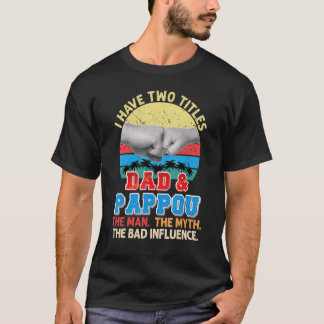 私は2つのタイトルパパと男の神話の悪いパポウを持っている Tシャツ