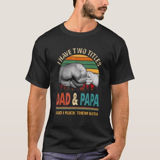 私は2つのタイトルパパとPapaを持っている私は彼らをロックBot Tシャツ (正面)
