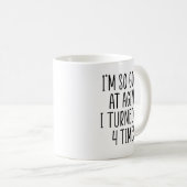 私は20歳の4倍になった老化がとても得意だ コーヒーマグカップ (正面右)