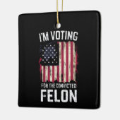 私は2024年有罪判決を受けたフェロン・プロトランプの投票をしている セラミックオーナメント (左)