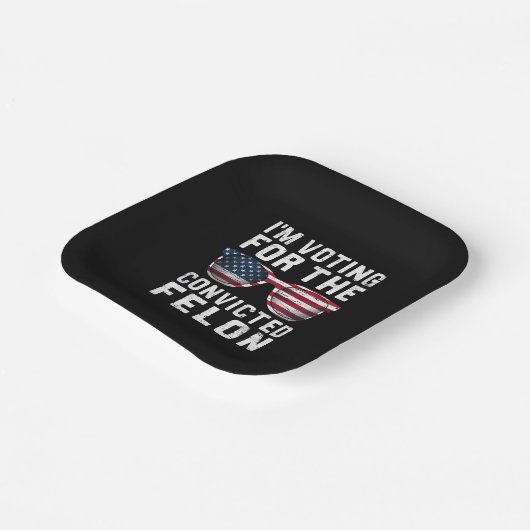 私は2024年有罪判決を受けたフェロン・プロトランプの投票をしている ペーパープレート (傾斜あり)