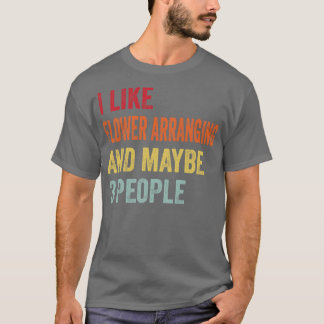 私は3人くらい花を飾るのが好きだ Tシャツ