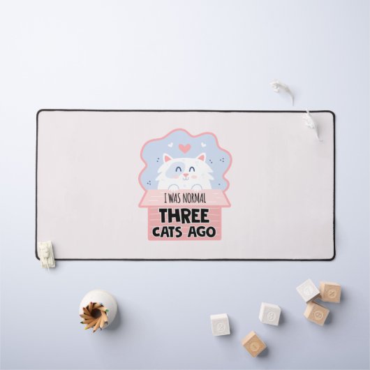私は3年前は普通の猫だった デスクマット (キッズテーブル)