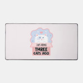 私は3年前は普通の猫だった デスクマット (正面)