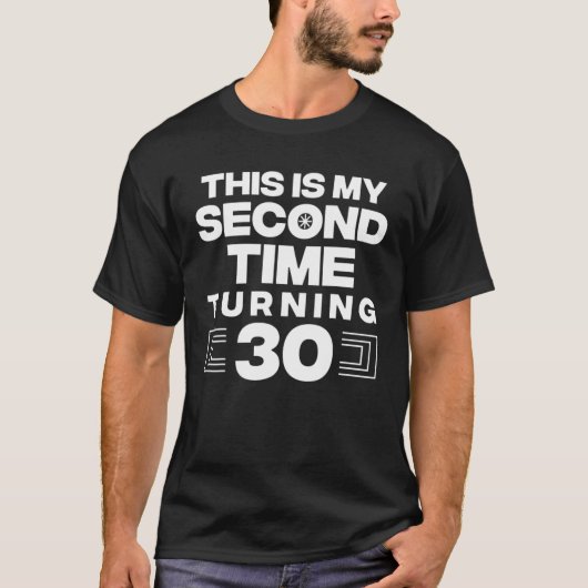 私は30歳の誕生日を迎えて2度目だ Tシャツ (正面)