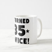 私は35第70誕生日を二度回しました コーヒーマグカップ (正面右)