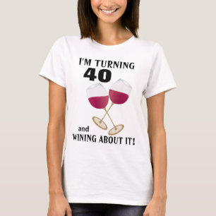 私は40およびワインを飲むグリッターのワイングラスを回しています Tシャツ