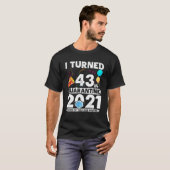 私は43歳を検疫中2021年43おもしろい番目の誕生日 Tシャツ (正面フル)