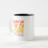 私は50歳じゃない29歳252カ月 ツートーンマグカップ (正面左)