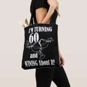 私は60歳になってトートバッグの周りでワインを回している トートバッグ (クローズアップ)