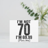 私は70ではない私は69.99プラス税おもしろい誕生日ギフト ポストカード (スタンド正面)