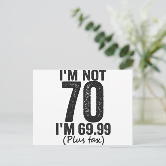 私は70ではない私は69.99プラス税おもしろい誕生日ギフト ポストカード (スタンド正面)