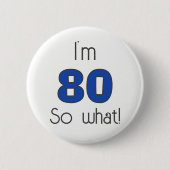 私は80だから80誕生日 おもしろい 缶バッジ (正面)