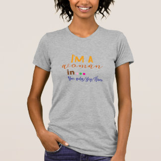 私は…の女性です ミニマルクオート Tシャツ