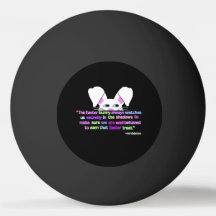 私は、イースターバニーのピンポンボールを見る