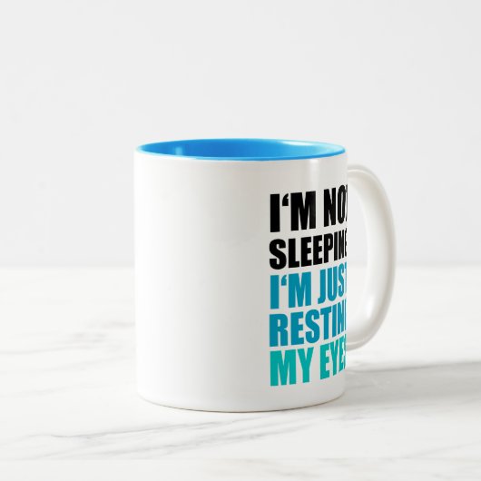 私は、私ちょうど休ませています私の目を眠っていません ツートーンマグカップ (正面右)