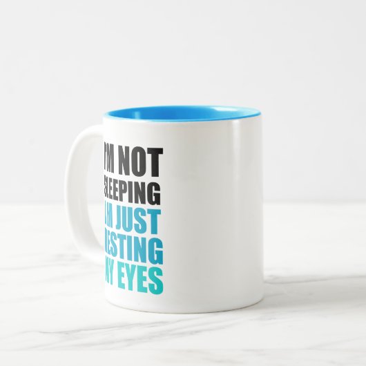 私は、私ちょうど休ませています私の目を眠っていません ツートーンマグカップ (正面左)