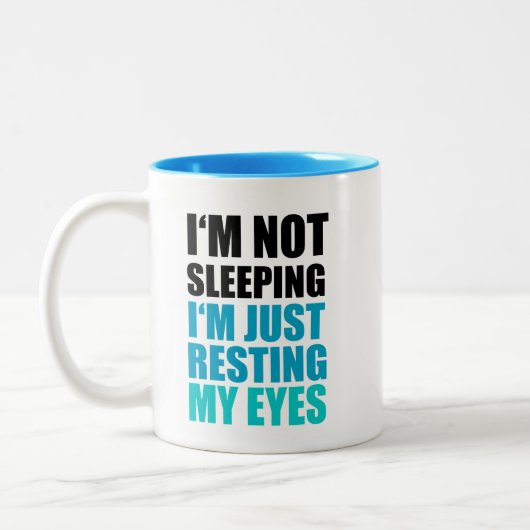 私は、私ちょうど休ませています私の目を眠っていません ツートーンマグカップ (左)