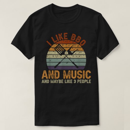 私はBBQと音楽が好きで、3人が好きかもしれない Tシャツ (デザイン正面)