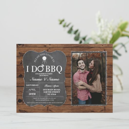 私はBBQのカップルのブライダル・シャワーの木製のチョークの写真をします 招待状 (スタンド正面)