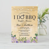 私はBBQカップルのシャワーライトパープルフローラ招待状 招待状 (スタンド正面)