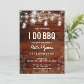 私はBBQストリングライト素朴カップルのシャワーカードを行う 招待状 (スタンド正面)