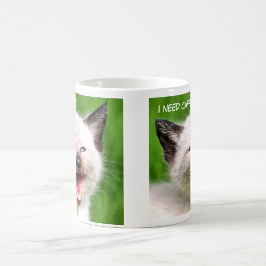 私はCAFFINEのおもしろいなシャムの恐い子ネコを必要とします コーヒーマグカップ (中央)