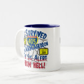 私はCarmageddon -州連帯の405 --を生き延びました ツートーンマグカップ (正面左)