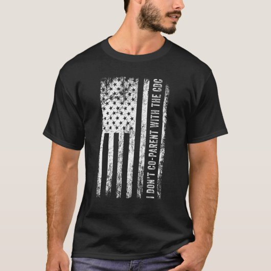 私はCDCアメリカ国旗のヴィンタと親にならない Tシャツ (正面)