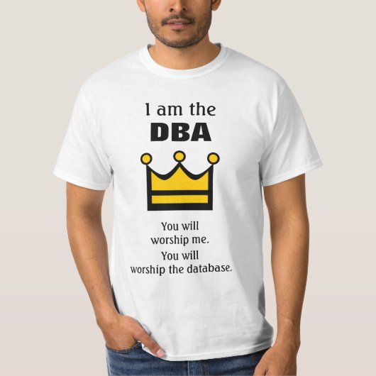 私はDBAだ。礼拝する… Tシャツ (正面)