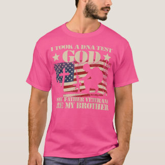 私はDNAテストを受けた神は私の父である退役軍人は私である Tシャツ