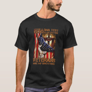 私はDNAテストを受けた神は私の父である退役軍人は私である Tシャツ