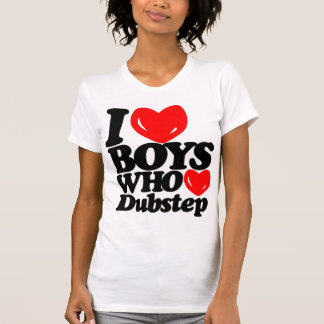 私はDubstepを愛する男の子を愛します(黒か赤) Tシャツ