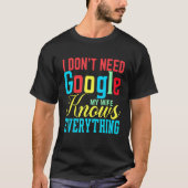 私はGoogleを必要としない私の妻はすべてのクラスを知っている Tシャツ (正面)
