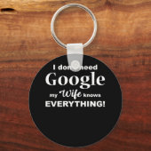 私はGoogleを必要としない私の妻は全てを知っているTシャツ キーホルダー (正面)