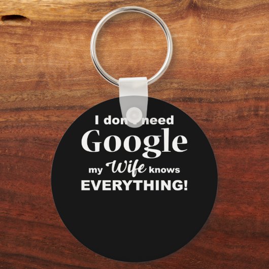 私はGoogleを必要としない私の妻は全てを知っているTシャツ キーホルダー (正面)