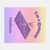 私はGymnastである – 女の子と紫のジムのマットにレオタード フリースブランケット (正面(横))