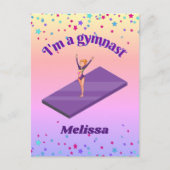 私はGymnastである – 女の子と紫のジムのマットにレオタード ポストカード (正面)
