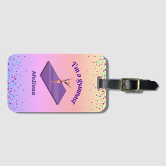 私はGymnastである – 女の子と紫のジムのマットにレオタード ラゲッジタグ (正面横)