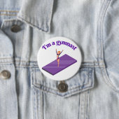 私はGymnastである – 女の子と紫のジムのマットにレオタード 缶バッジ (インサイチュ)