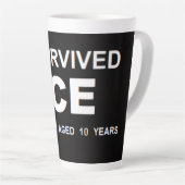 私はICEを生き延びた カフェラテマグ (右アングル)