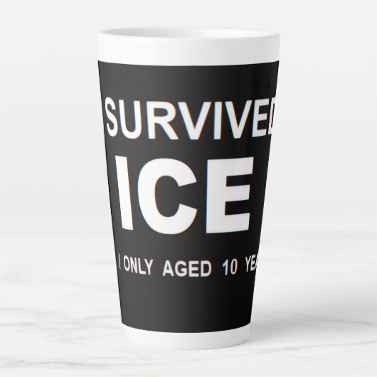 私はICEを生き延びた カフェラテマグ (正面)