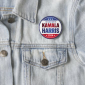 私はKamala Harris 2024ブルーストロークで立つ 缶バッジ (インサイチュ)