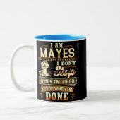 私はMayes。疲れていても止まらない。 ツートーンマグカップ (左)