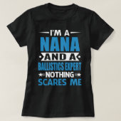 私はNANAで弾道の専門家だが怖いことはない Tシャツ (デザイン正面)