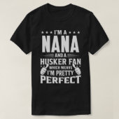 私はNANAとHUSKERのファンである私はかわいらしA Tシャツ (デザイン正面)
