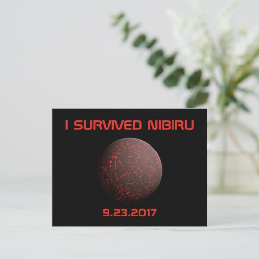私はNibiruの郵便はがきを生き延びました ポストカード (スタンド正面)
