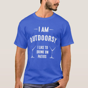 私はOutdoorsy私テラスの飲むことで飲むのを好みますです Tシャツ