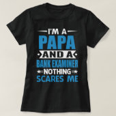私はPAPAで銀行の検査官なので何も怖くない Tシャツ (デザイン正面)