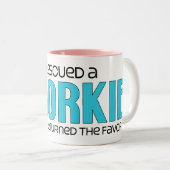 私はShorkie (女性の)犬の採用のデザインを救助しました ツートーンマグカップ (正面右)